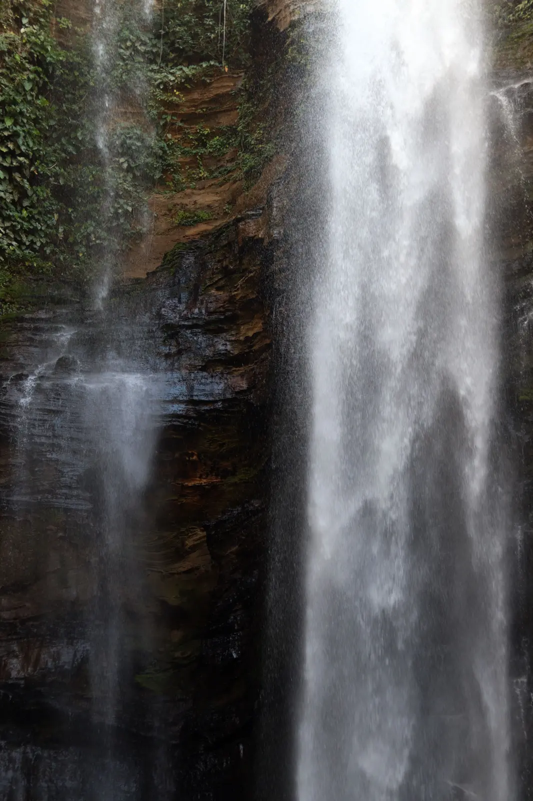 Cachoeira entre paredões rochosos na Chapada Diamantina