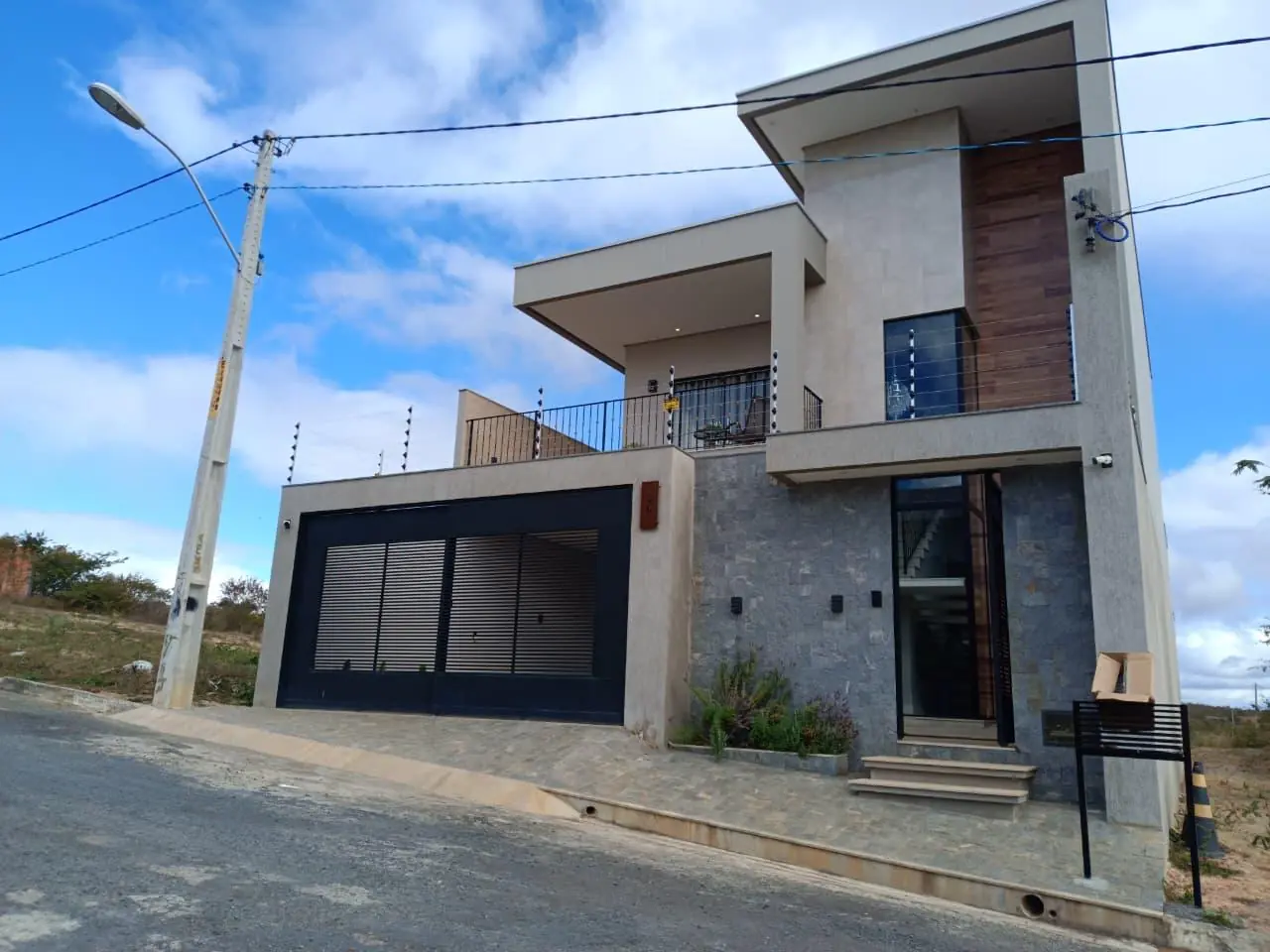 Fachada contemporânea da residência no Lago Sul 2