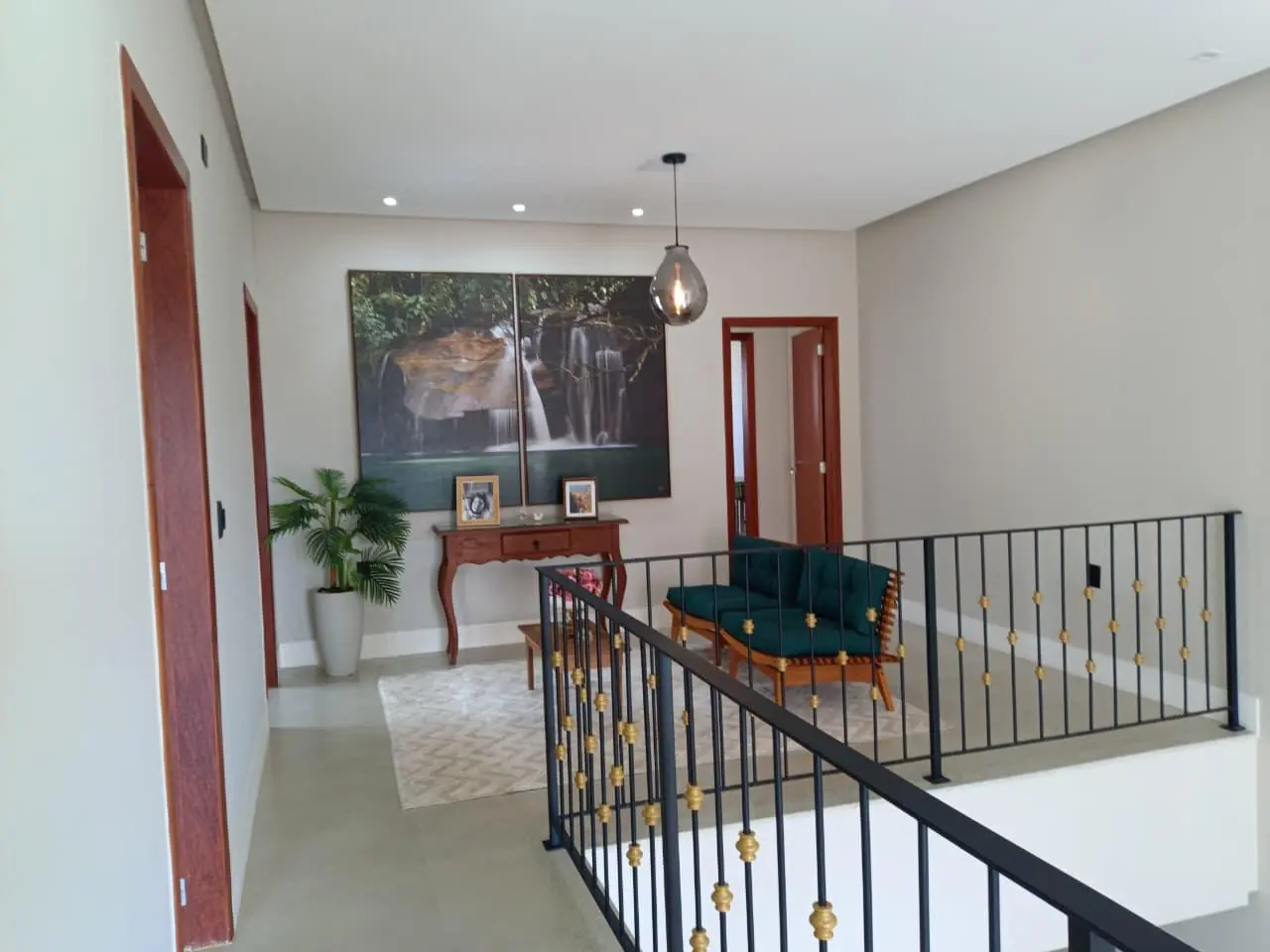 Hall superior e guarda-corpo metálico