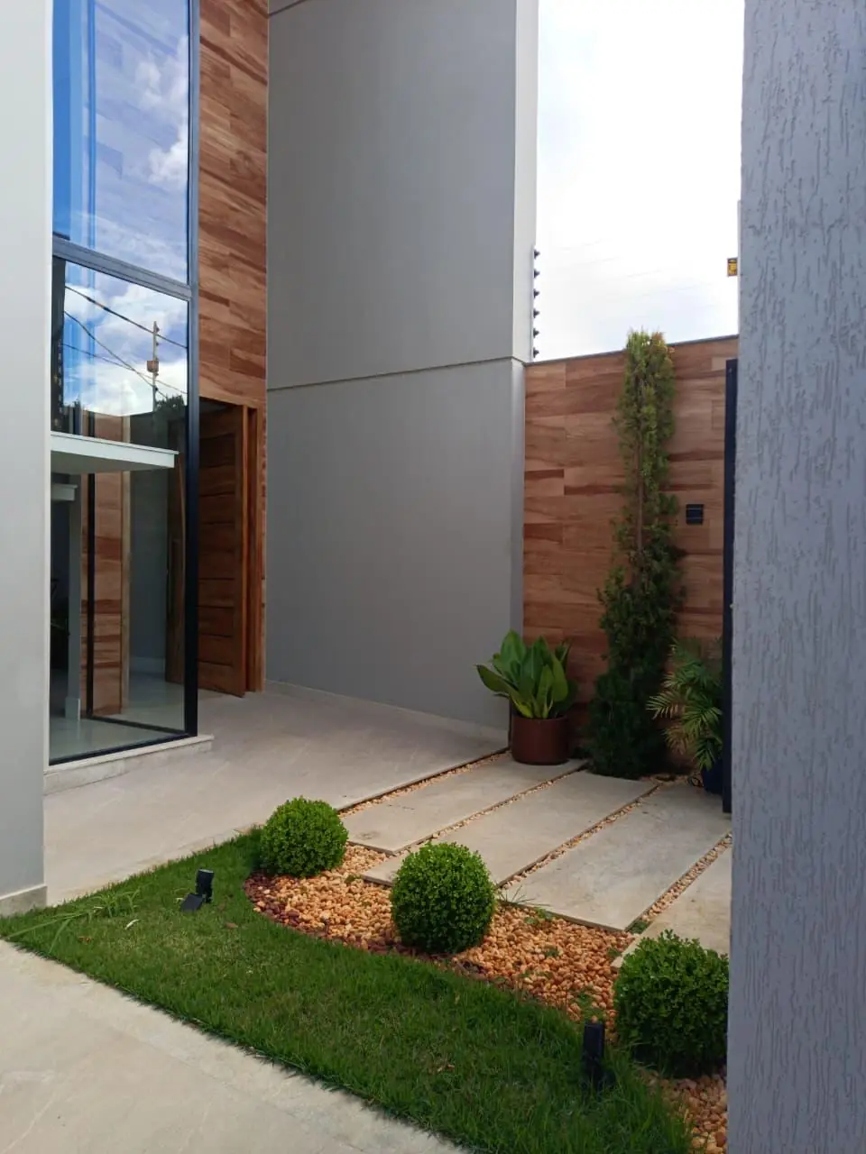 Jardim lateral e acesso à residência