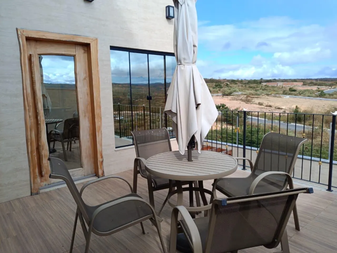Terraço com vista aberta para os morros