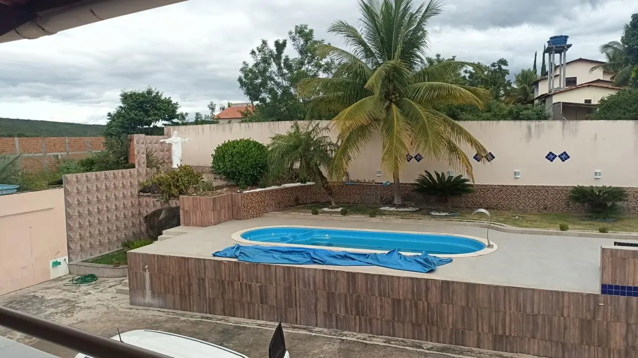 Piscina e área ajardinada do sítio