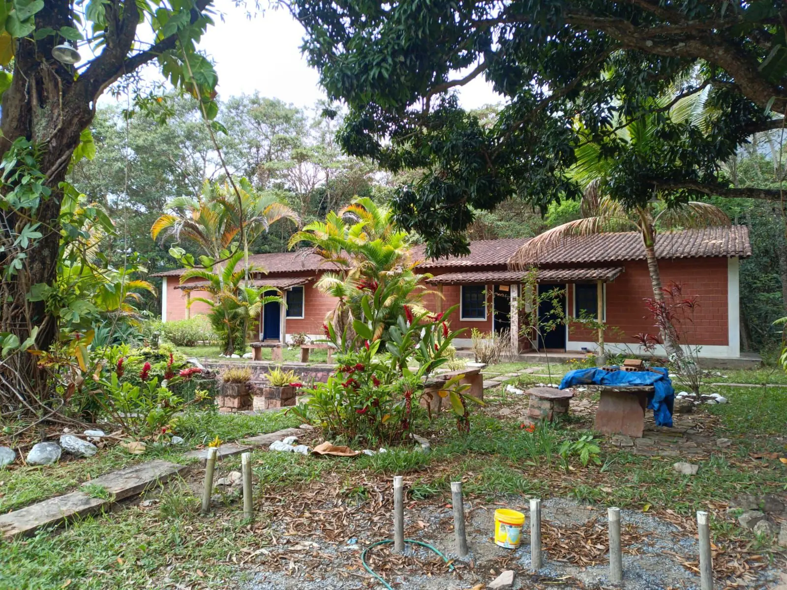 Construção integrada ao jardim da propriedade