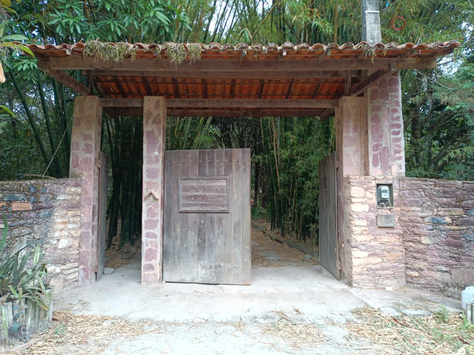 Portão rústico de entrada da propriedade
